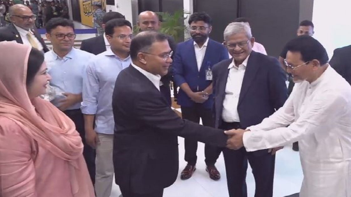 প্রধানমন্ত্রী তারেক রহমান মালয়েশিয়া ও চীন সফর শেষে দেশে ফিরেছেন