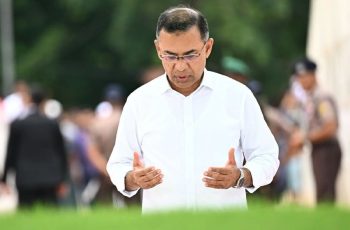 প্রধানমন্ত্রী দেশে ফিরে বাবা-মায়ের কবর জিয়ারত করেছেন