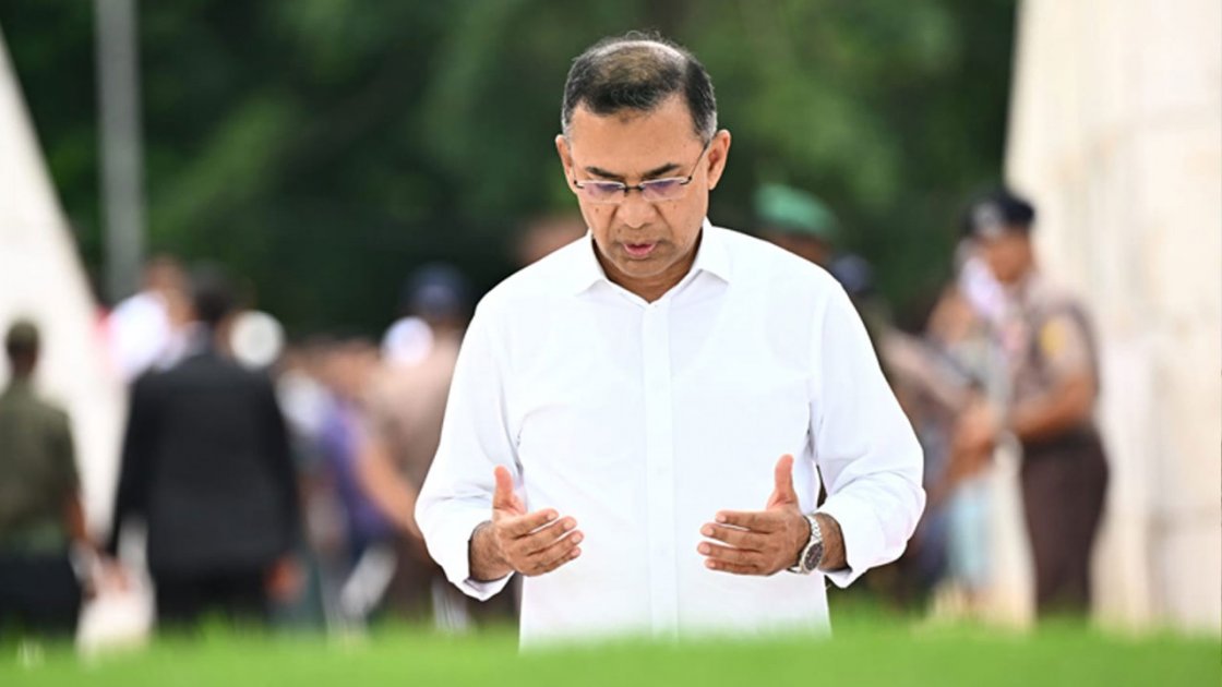দেশে ফিরেই বাবা-মায়ের কবর জিয়ারত প্রধানমন্ত্রীর