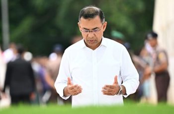 দেশে ফিরেই বাবা-মায়ের কবর জিয়ারত প্রধানমন্ত্রীর