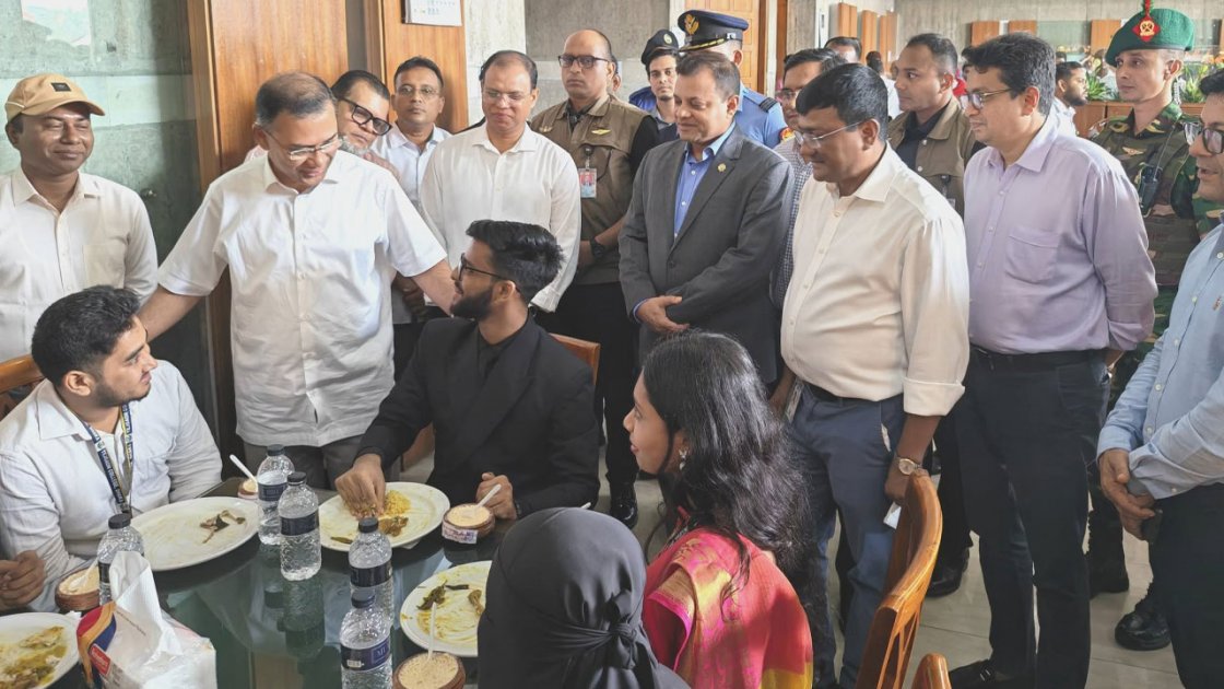 প্রধানমন্ত্রীর আয়োজনে শিক্ষার্থীদের মধ্যাহ্নভোজ অনুষ্ঠিত