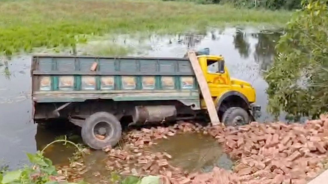 ব্রাহ্মণবাড়িয়ায় ইটবোঝাই ট্রাক খাদে পড়ে ২ শ্রমিকের মৃত্যু