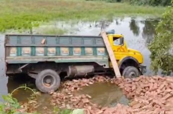 ব্রাহ্মণবাড়িয়ায় ইটবোঝাই ট্রাক খাদে পড়ে ২ শ্রমিকের মৃত্যু