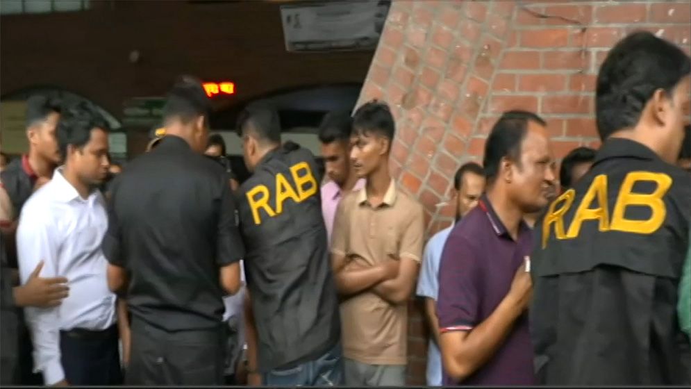 রাজধানীর ৩ হাসপাতালে অভিযান, ১১ দালাল আটক