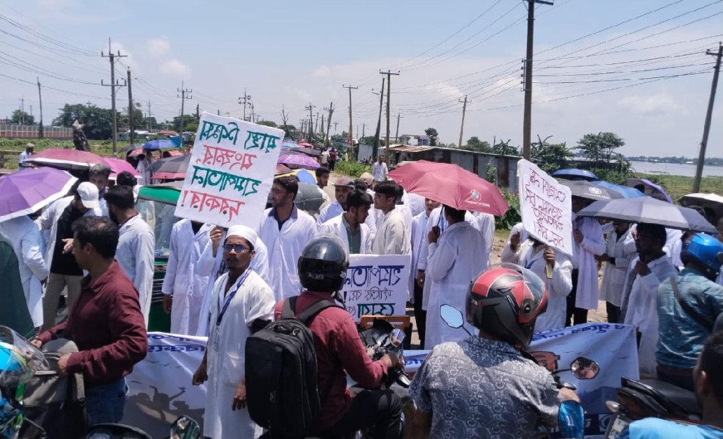সুনামগঞ্জ-সিলেট সড়কে শিক্ষার্থীদের বিক্ষোভ, হাসপাতাল চালুর দাবি