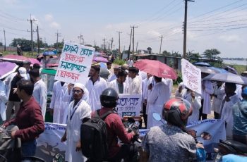 সুনামগঞ্জ-সিলেট সড়কে শিক্ষার্থীদের বিক্ষোভ, হাসপাতাল চালুর দাবি