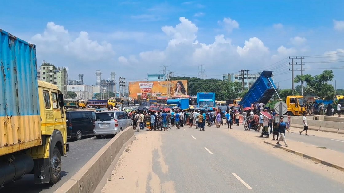 ভৈরবে বালু উত্তোলনে মানববন্ধন, ঢাকা-সিলেট মহাসড়ক অবরোধ