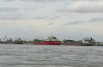 কর্ণফুলী নদীতে জাহাজ সংঘর্ষ, ১২ নাবিক উদ্ধার