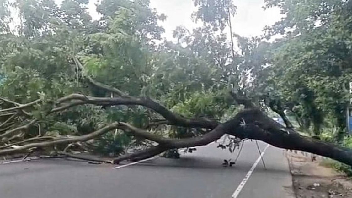 আসলাম চৌধুরীর শপথ বাতিলের প্রতিবাদে চট্টগ্রামে সড়ক অবরোধ