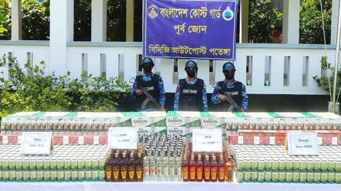 পতেঙ্গায় কোস্ট গার্ডের অভিযানে ৫৩ লাখ টাকার বিদেশি মদ-বিয়ার জব্দ