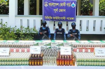পতেঙ্গায় কোস্ট গার্ডের অভিযানে ৫৩ লাখ টাকার বিদেশি মদ-বিয়ার জব্দ