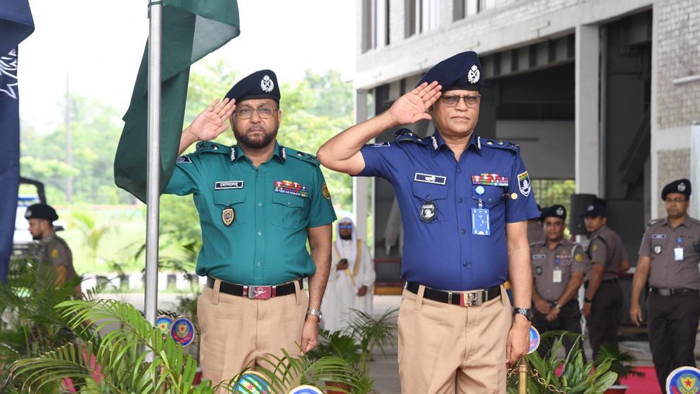 পুলিশ সদস্যদের নতুন পোশাকের উদ্বোধন পূর্বাচলে
