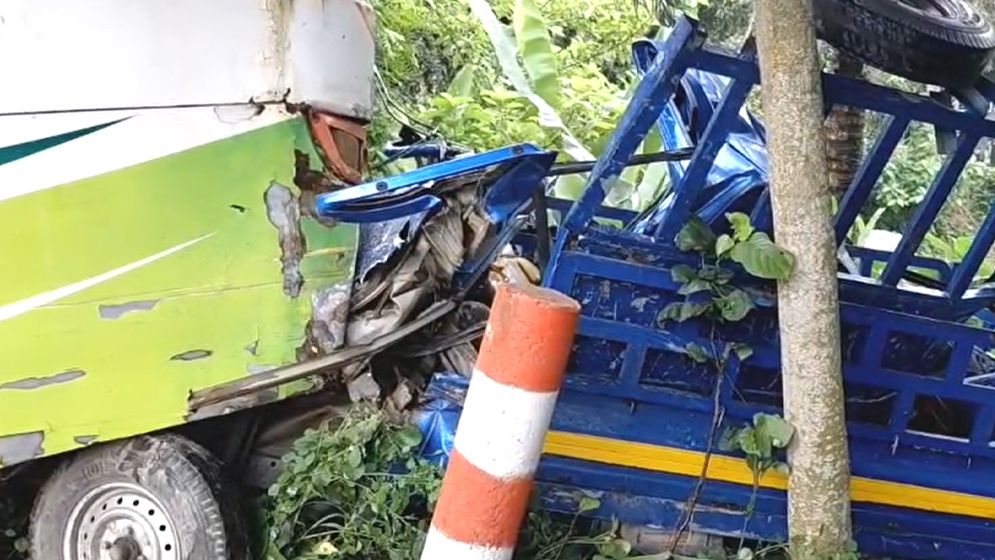 রাজবাড়ীতে বাস-পিকআপ সংঘর্ষে চালকের মৃত্যু