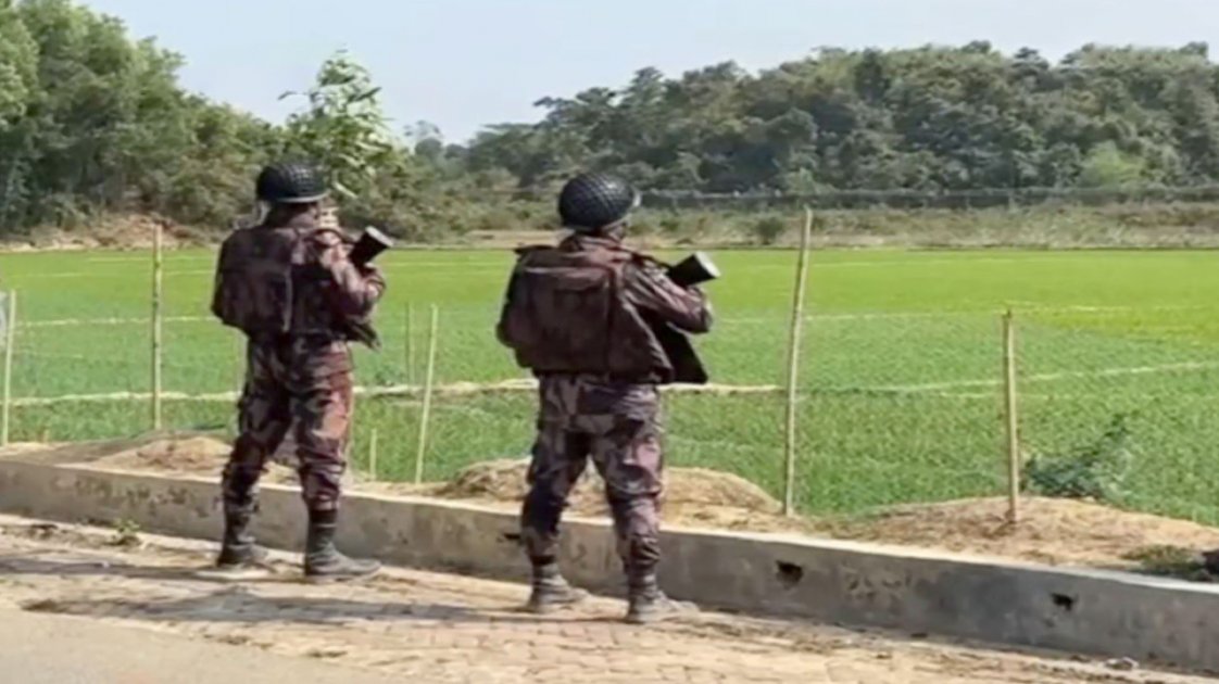 মিয়ানমারে বিমান হামলা, টেকনাফ সীমান্তে আতঙ্কিত স্থানীয়রা