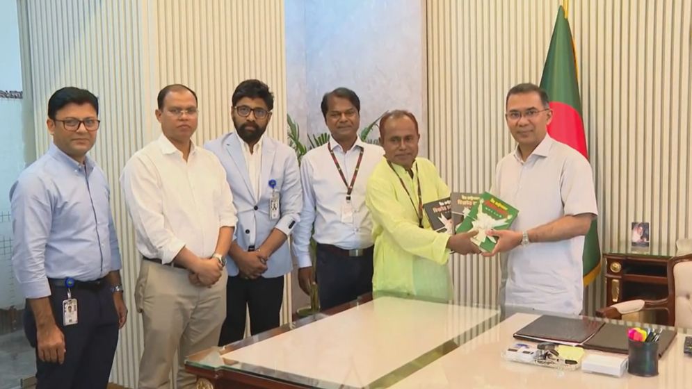 প্রধানমন্ত্রীর হাতে ‘বীর রাষ্ট্রনায়ক জিয়াউর রহমান’ বইয়ের মোড়ক উন্মোচন