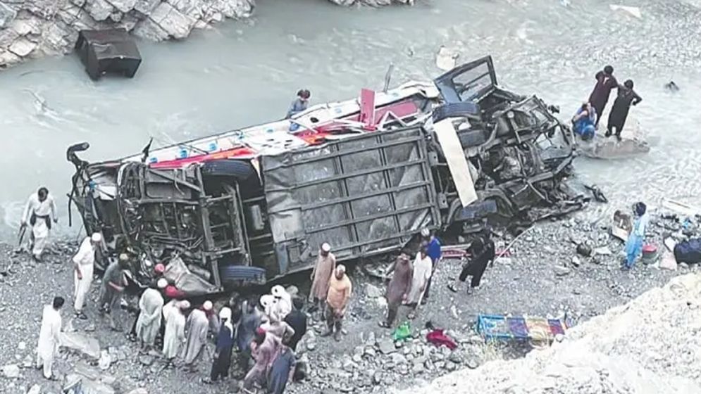 পাকিস্তানে যাত্রীবাহী বাস দুর্ঘটনায় ৪০ জনের মৃত্যু