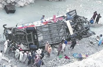 পাকিস্তানে যাত্রীবাহী বাস দুর্ঘটনায় ৪০ জনের মৃত্যু