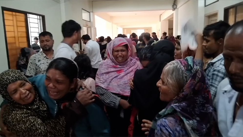 মাদারীপুরে কাভার্ড ভ্যানের চাপায় ২ জন নিহত, ৩ জন আহত
