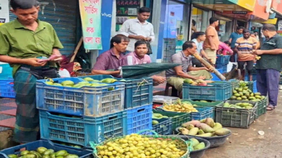 খাগড়াছড়িতে মৌসুমি ফলের বাম্পার ফলন, কৃষকের মুখে নেই হাসি