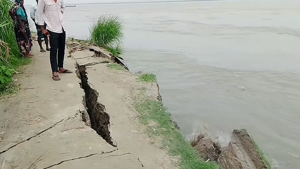 টাঙ্গাইলে যমুনার ভাঙনে বিলীন হচ্ছে ফসলি জমি ও স্থাপনা