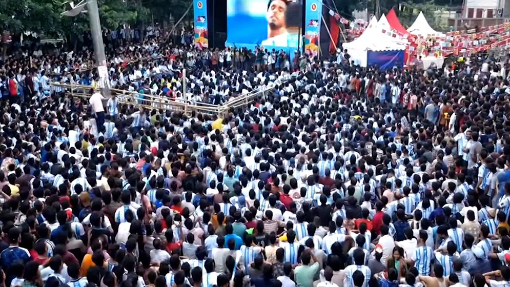 টিএসসিতে আর্জেন্টিনার জয় উপভোগ করলেন ফুটবলপ্রেমীরা