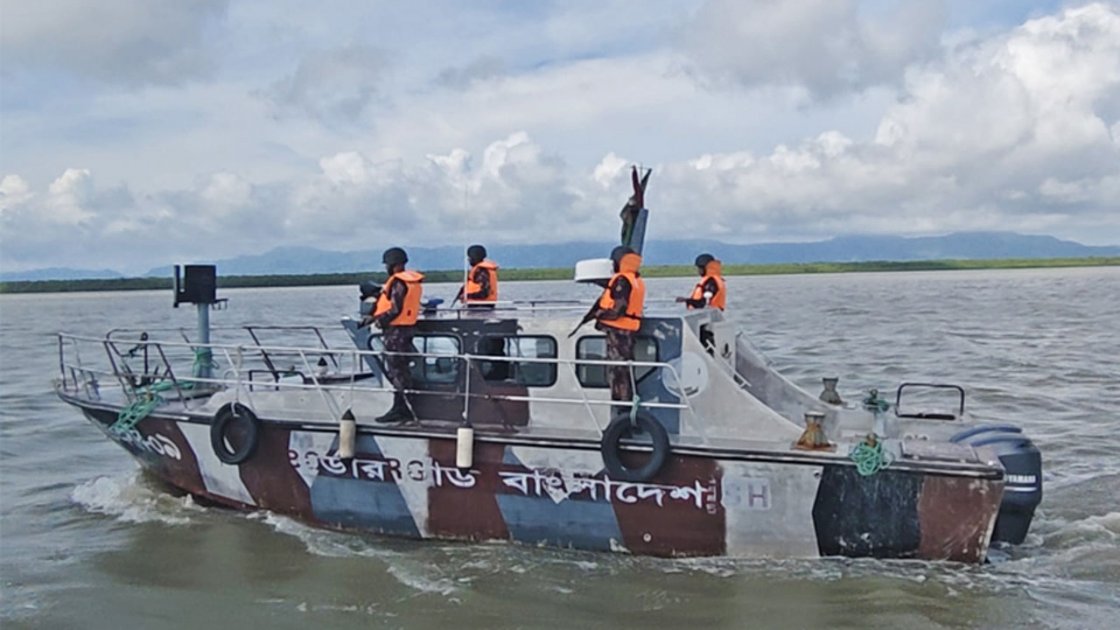 রাখাইনে বিমান হামলা, টেকনাফে বিজিবির সতর্কতা