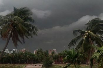 ৮ জেলায় রাতের মধ্যে ঝড়ের সতর্কতা, ৬০ কিমি বেগে বৃষ্টি