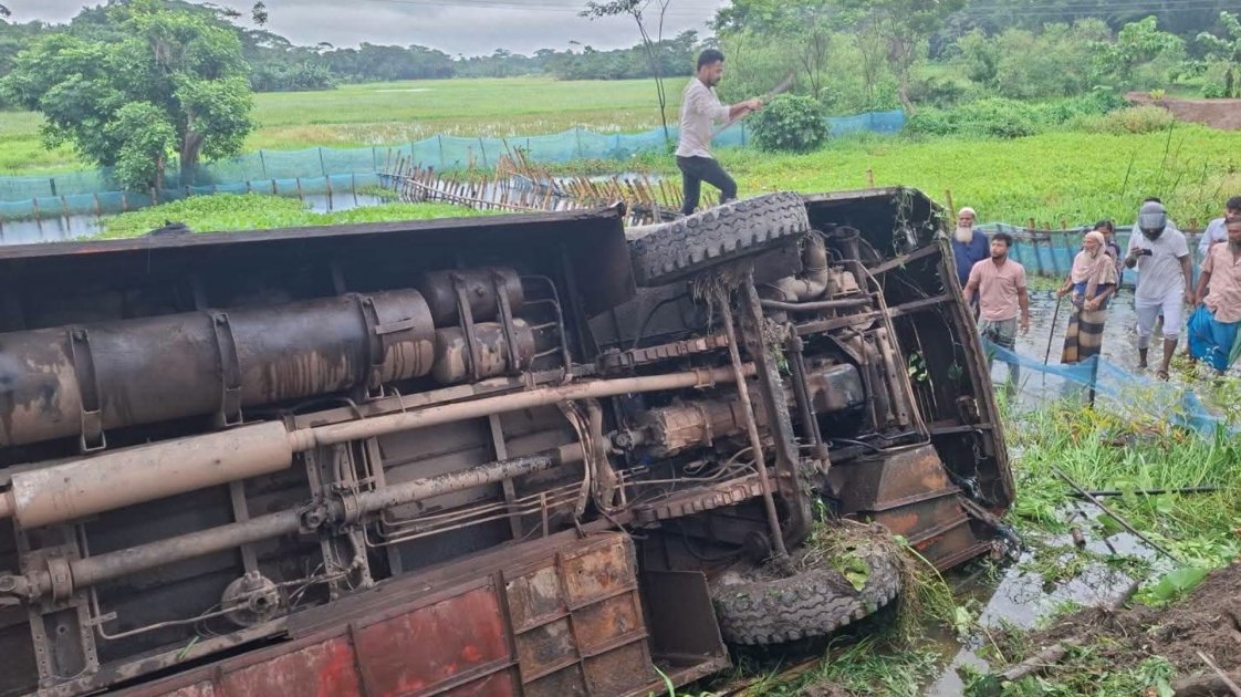 ঝালকাঠিতে যাত্রীবাহী বাস খাদে পড়ে আহত ১০