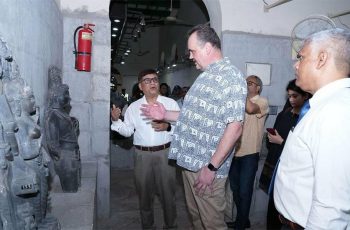 রাজশাহীতে বরেন্দ্র গবেষণা জাদুঘর পরিদর্শন মার্কিন রাষ্ট্রদূতের