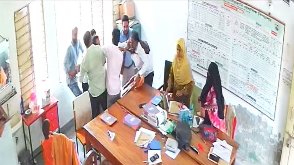 শরীয়তপুরে প্রধান শিক্ষককে মারধরের অভিযোগ সহকারী শিক্ষকের বিরুদ্ধে