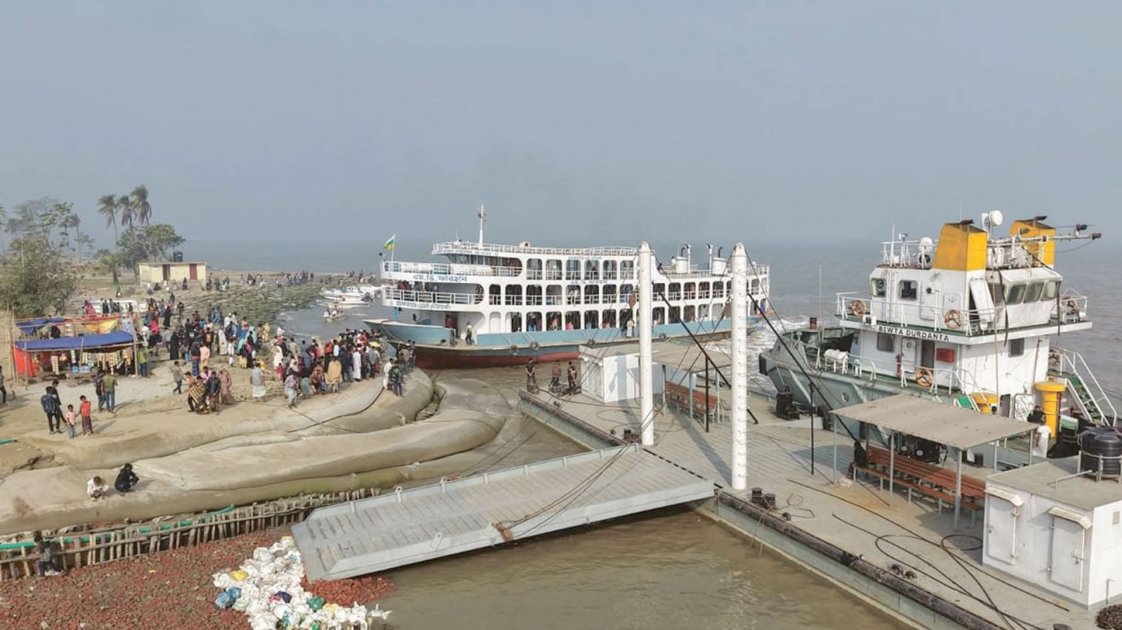হাতিয়ায় ফেরি ও সি-ট্রাকসহ নৌ চলাচল বন্ধ