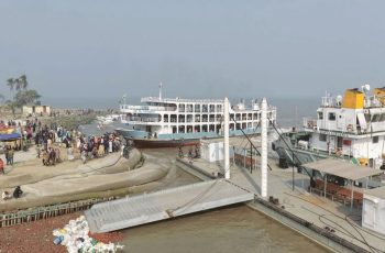 হাতিয়ায় ফেরি ও সি-ট্রাকসহ নৌ চলাচল বন্ধ