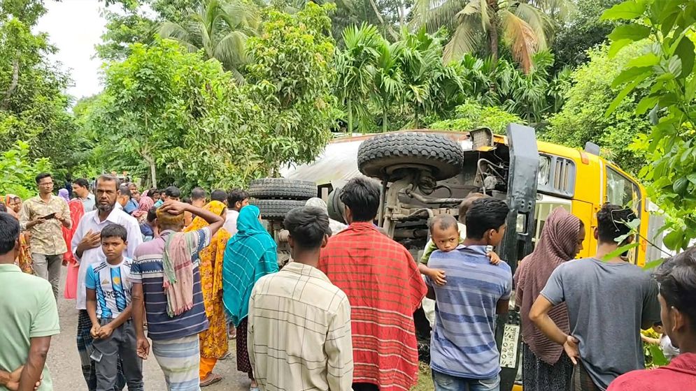 নড়াইলে ট্রাক উল্টে শিক্ষার্থী নিহত, আহত ১