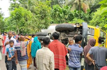 নড়াইলে ট্রাক উল্টে শিক্ষার্থী নিহত, আহত ১