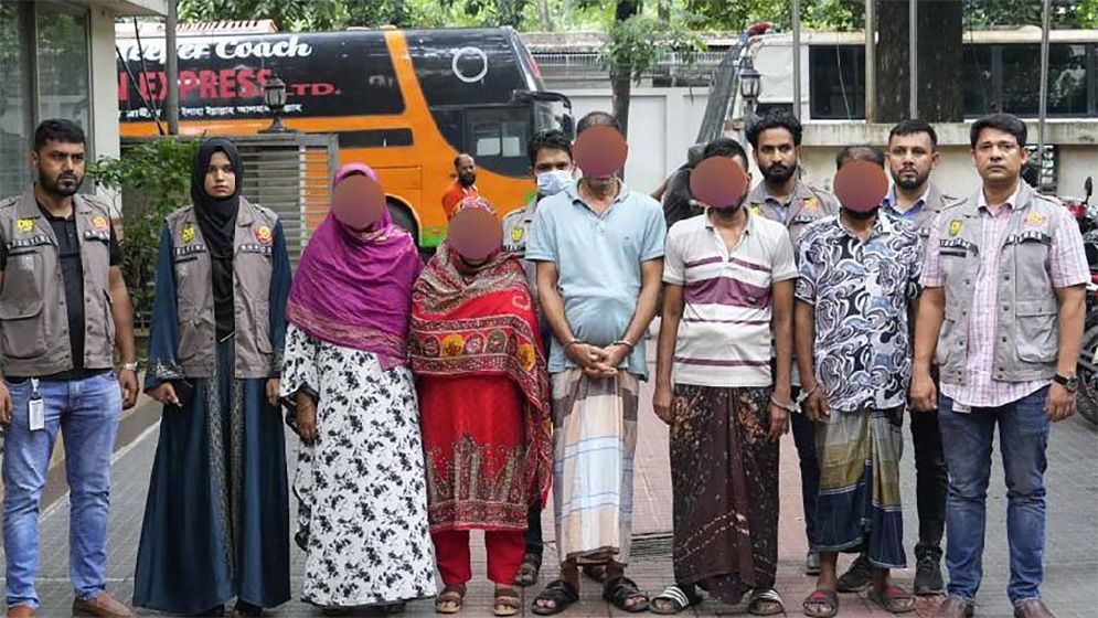 রাজধানীতে প্রেমের ফাঁদে ব্ল্যাকমেইল, ৫ জন গ্রেফতার