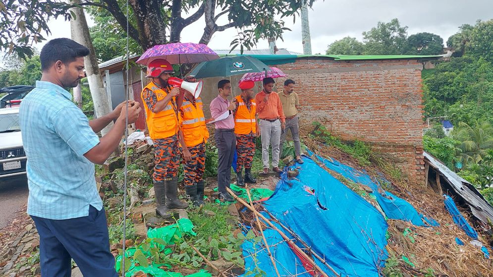 রাঙামাটিতে পাহাড়ধসের ঝুঁকি, নিরাপদ আশ্রয়ে সরে যেতে মাইকিং