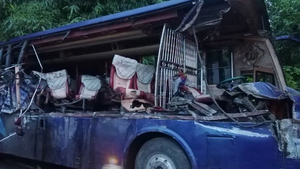 কুমিল্লায় ট্রাকের পেছনে বাসের ধাক্কায় নিহত ১, আহত ১০