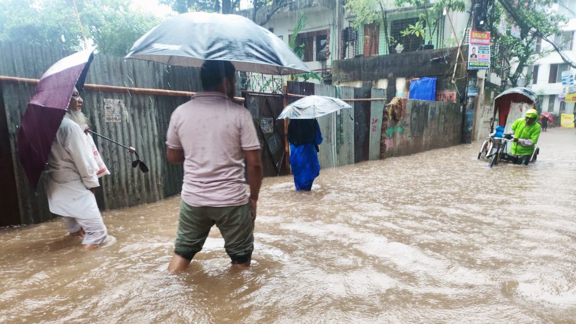 চট্টগ্রামে রেকর্ড বৃষ্টিতে জলাবদ্ধতা, ভোগান্তিতে নগরবাসী
