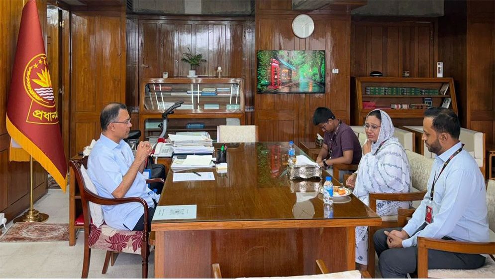 প্রধানমন্ত্রীর সঙ্গে সাক্ষাৎ করলেন শহীদ আব্দুল্লাহর মা ফাতেমা