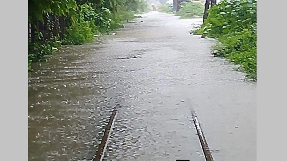 ঢাকা-কক্সবাজার রেল যোগাযোগ বন্ধ, ট্রেন আটকা ষোলশহরে