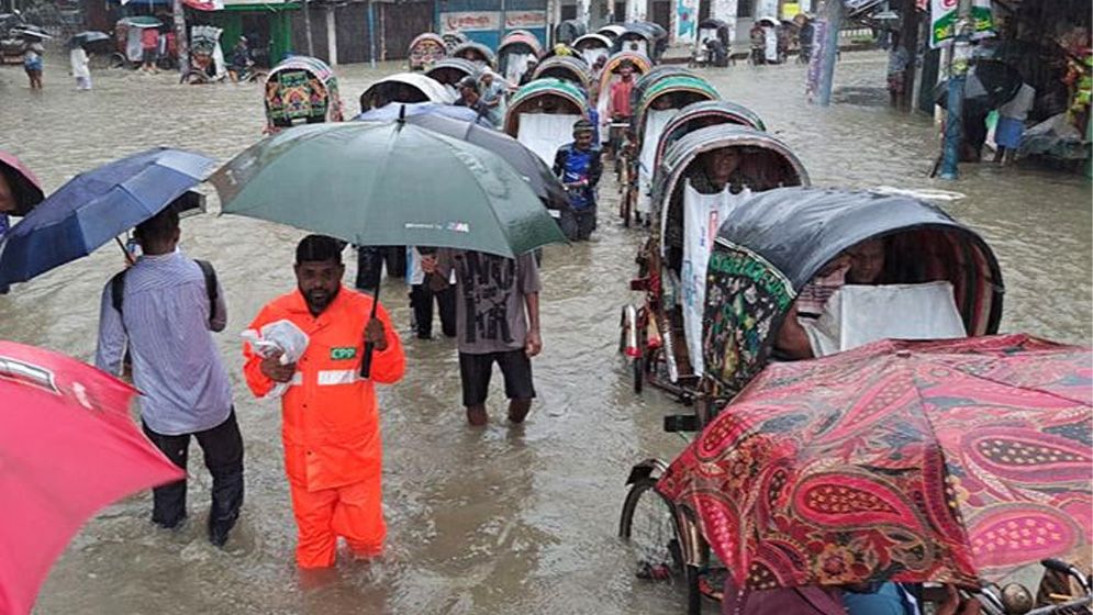 ভারী বর্ষণে বিপর্যস্ত চট্টগ্রাম-কক্সবাজারসহ পার্বত্য জেলা