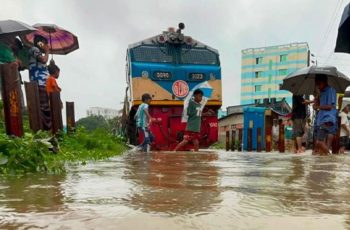ভারী বৃষ্টিতে চট্টগ্রামে চরম দুর্ভোগ, ট্রেন চলাচল বন্ধ