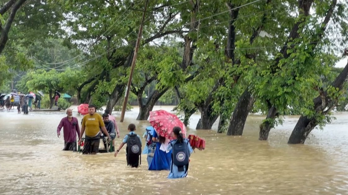 খাগড়াছড়িতে অতি বর্ষণে সড়ক ডুবেছে, ৫ শতাধিক পর্যটক আটকা