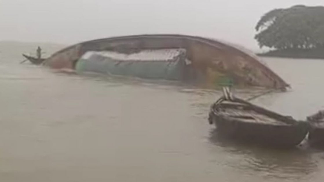 চাঁদপুরে কার্গো ডুবিতে ৫ হাজার বস্তা ধান-চাল হারাল ব্যবসায়ীরা
