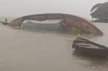চাঁদপুরে কার্গো ডুবিতে ৫ হাজার বস্তা ধান-চাল হারাল ব্যবসায়ীরা