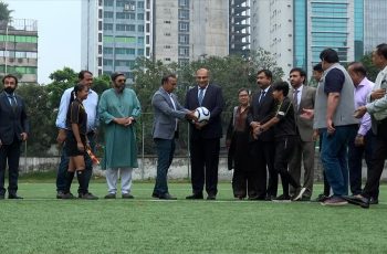 পাকিস্তান থেকে বাফুফেকে ১ হাজার ফুটবল উপহার