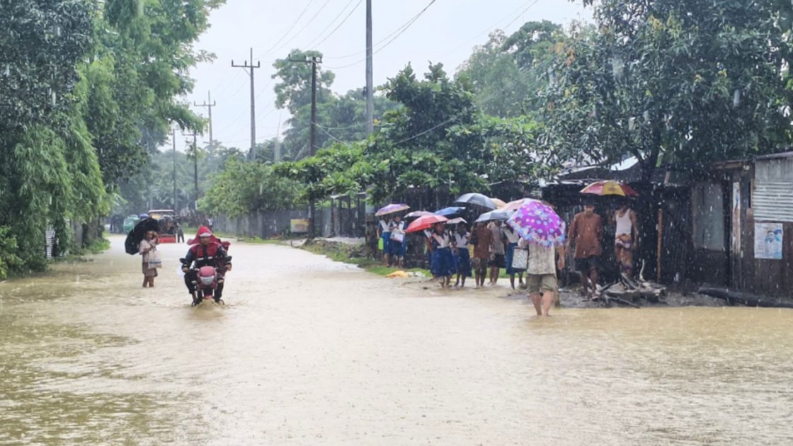 ভারী বৃষ্টির প্রভাবে ১৫ জেলায় স্বল্পমেয়াদি বন্যার পূর্বাভাস