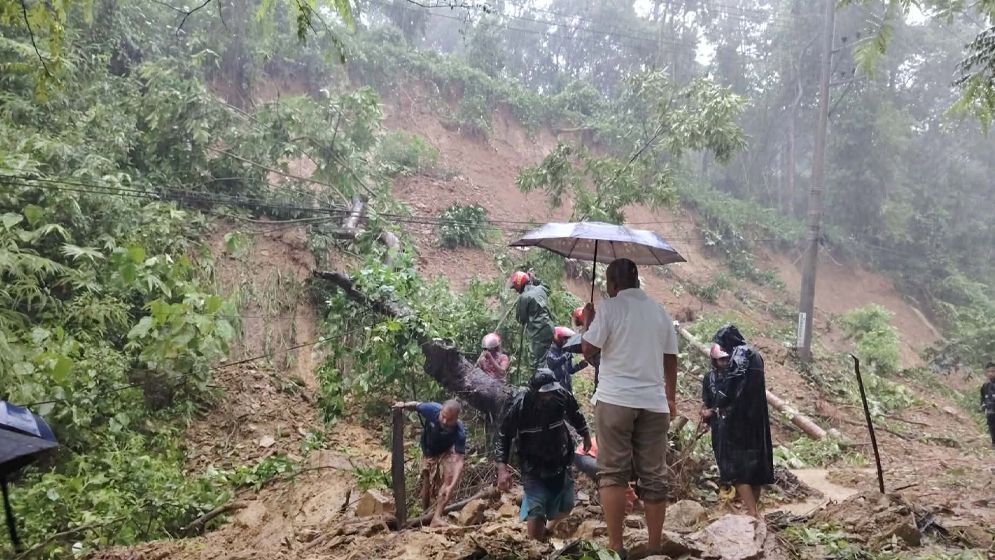 বান্দরবান-কেরানীহাট সড়কে পাহাড়ধসে যোগাযোগ বিচ্ছিন্ন