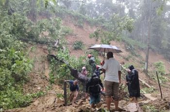 বান্দরবান-কেরানীহাট সড়কে পাহাড়ধসে যোগাযোগ বিচ্ছিন্ন