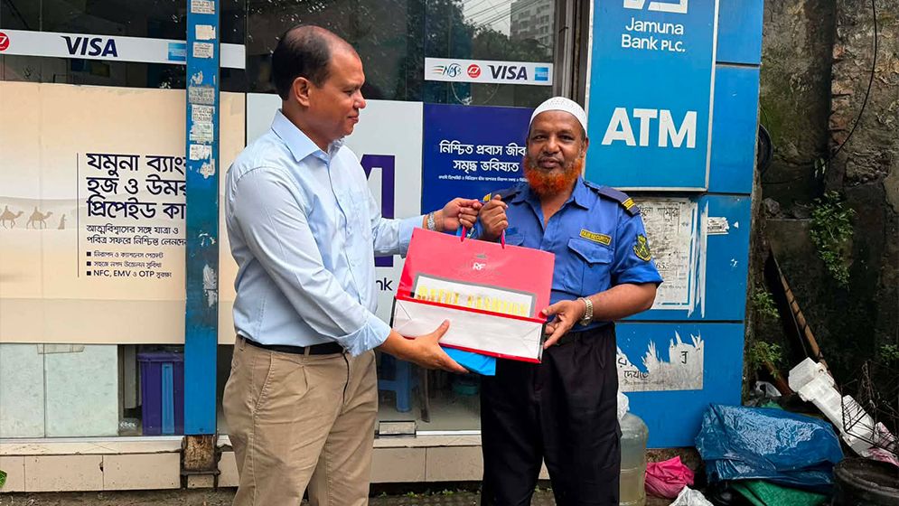 প্রধানমন্ত্রী তারেক রহমানের উপহার পেলেন গার্ড আব্দুস সালাম